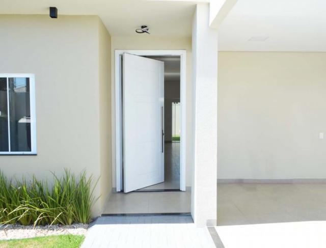 Porta pivotante com puxador de aço