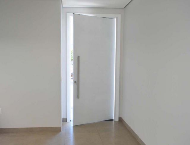Porta pivotante com puxador de aço