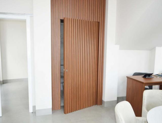 Porta pivotante ripada