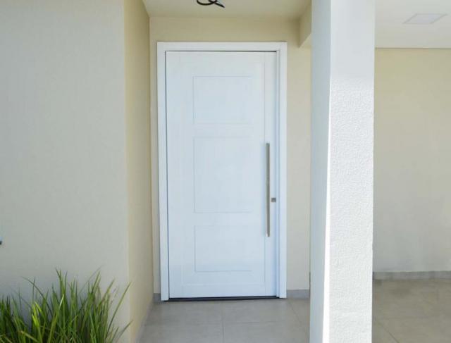 Porta pivotante com puxador de aço