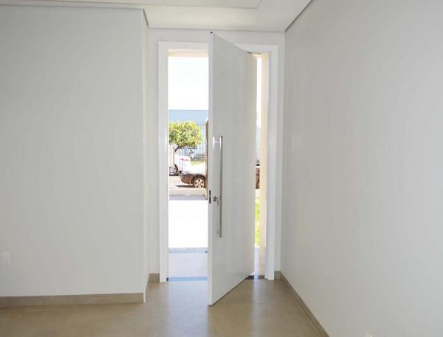 Porta pivotante com puxador de aço