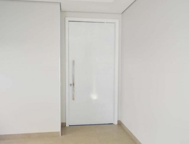 Porta pivotante com puxador de aço